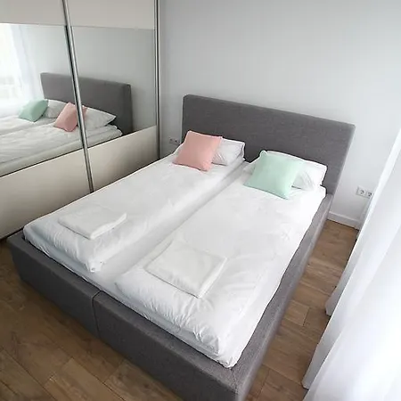 Turquoise And Magenta Apartament *